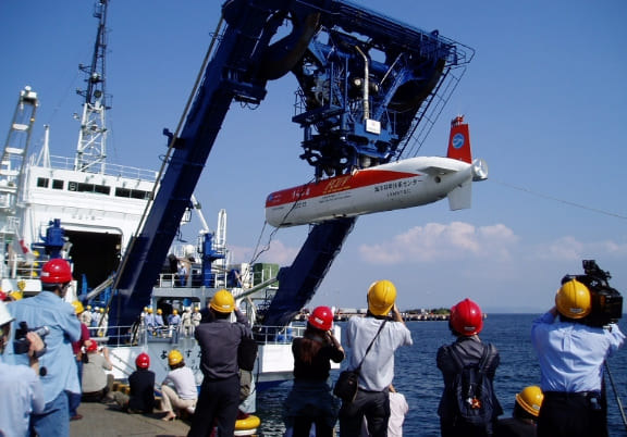 Covering the Urashima, a deep-sea probe developed by JAMSTEC (September 2003)