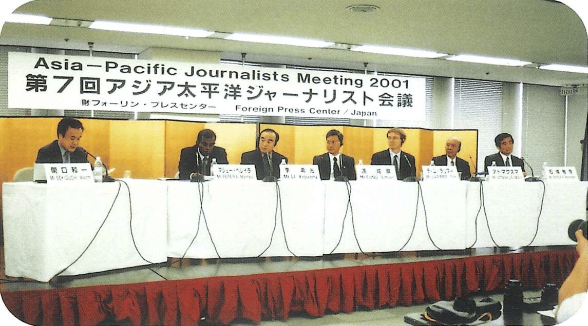 Journalists from the Asia-Pacific region debating the role of media in the IT age (November 2001)