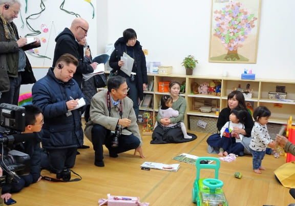 Foreign journalists covering initiatives to make living in apartment complexes easier for families raising children (January 2017)