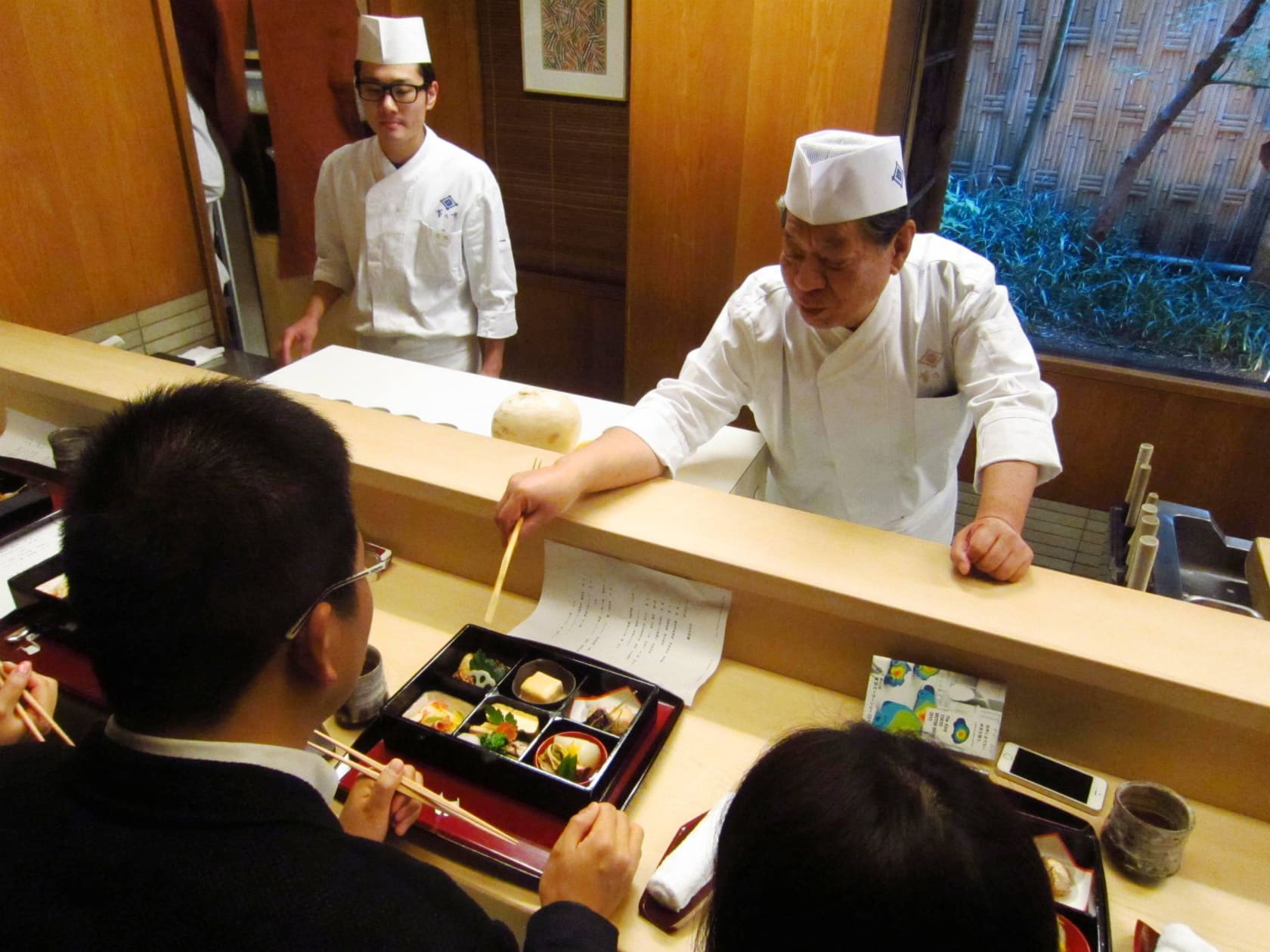 Foreign journalists covering the appeal of washoku (Japanese cuisine) at a traditional restaurant (December 2013)
