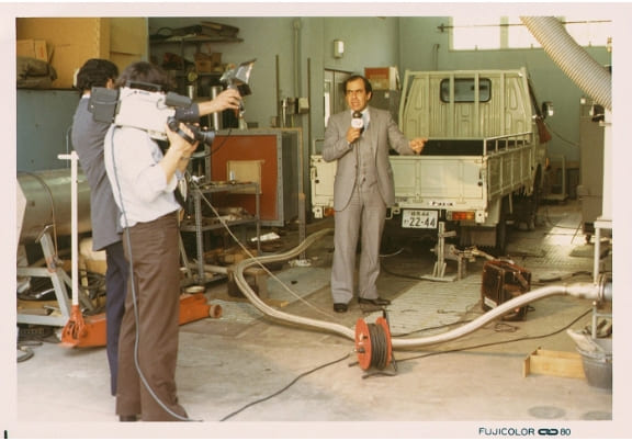 自動車工場を取材するコロンビアのテレビ取材班(1980年)