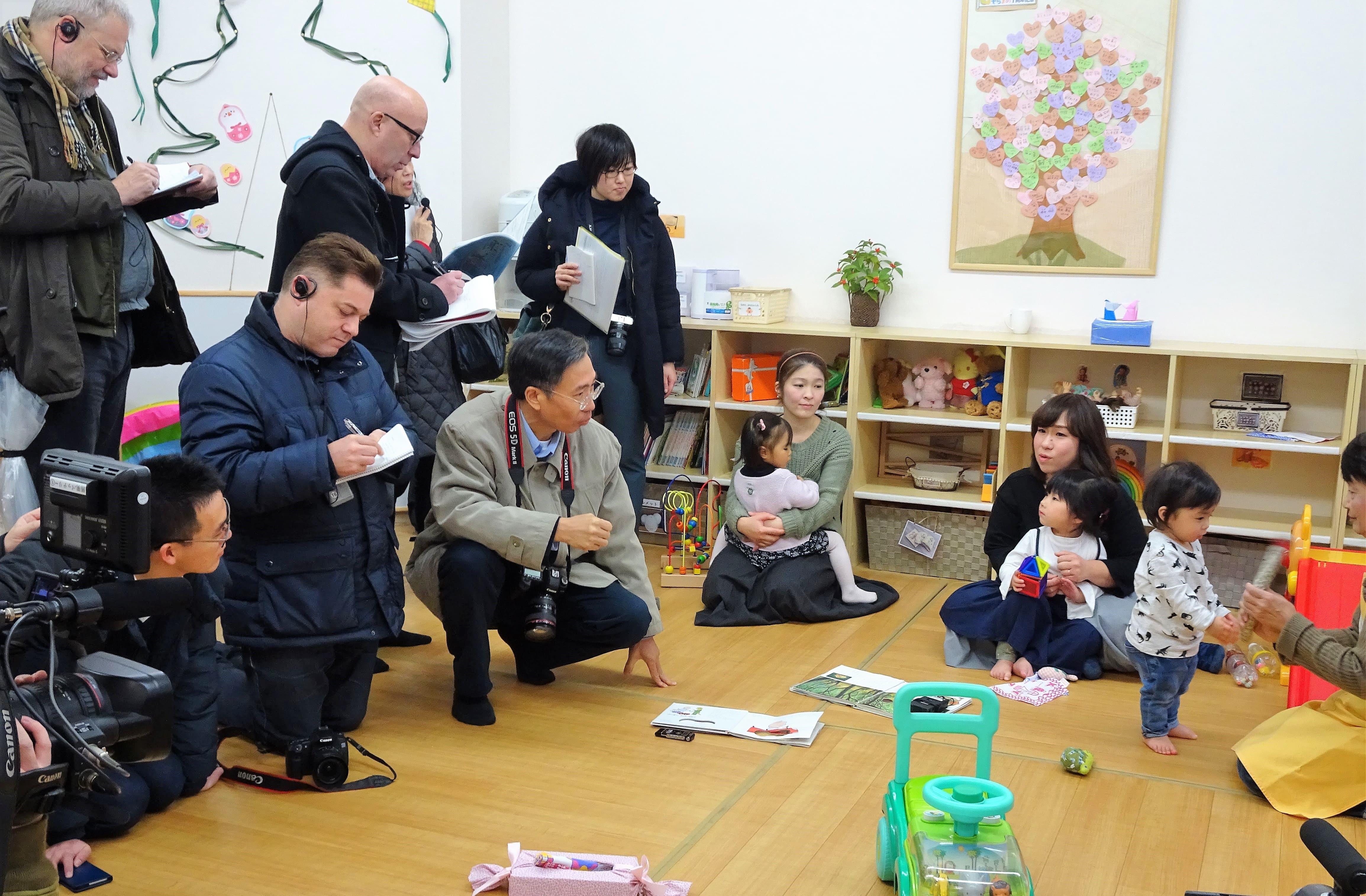 子育て世代にも住みやすい団地づくりの取組を取材する外国メディア（2017年1月）