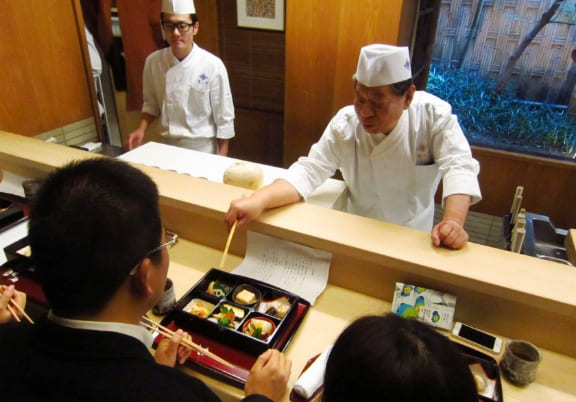 老舗料亭で和食の魅力を取材する外国メディア(2013年12月)