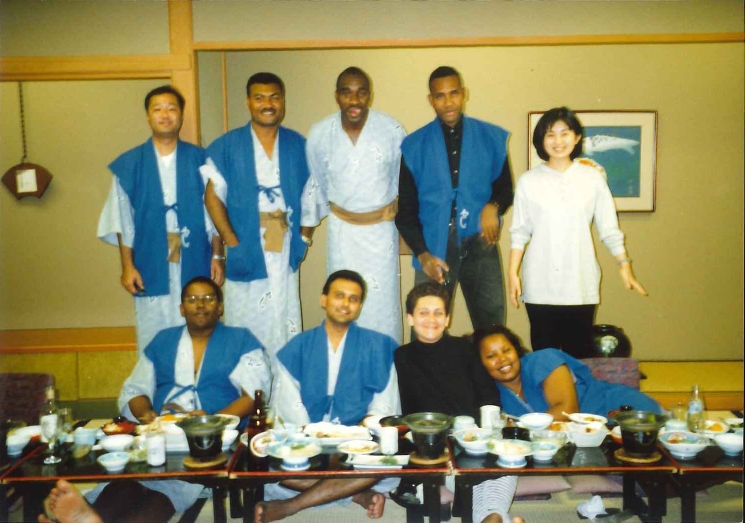 記者研修で浴衣姿の外国記者たちとスタッフ（1990年代後半ごろ）