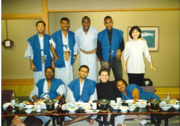 記者研修で浴衣姿の外国記者たちとスタッフ(1990年代後半ごろ)