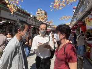 浅草で訪日中国人観光客の動向について取材する記者