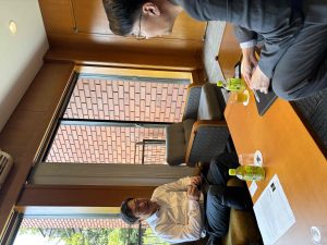 神保謙 慶応義塾大学総合政策学部教授にインタビューする記者