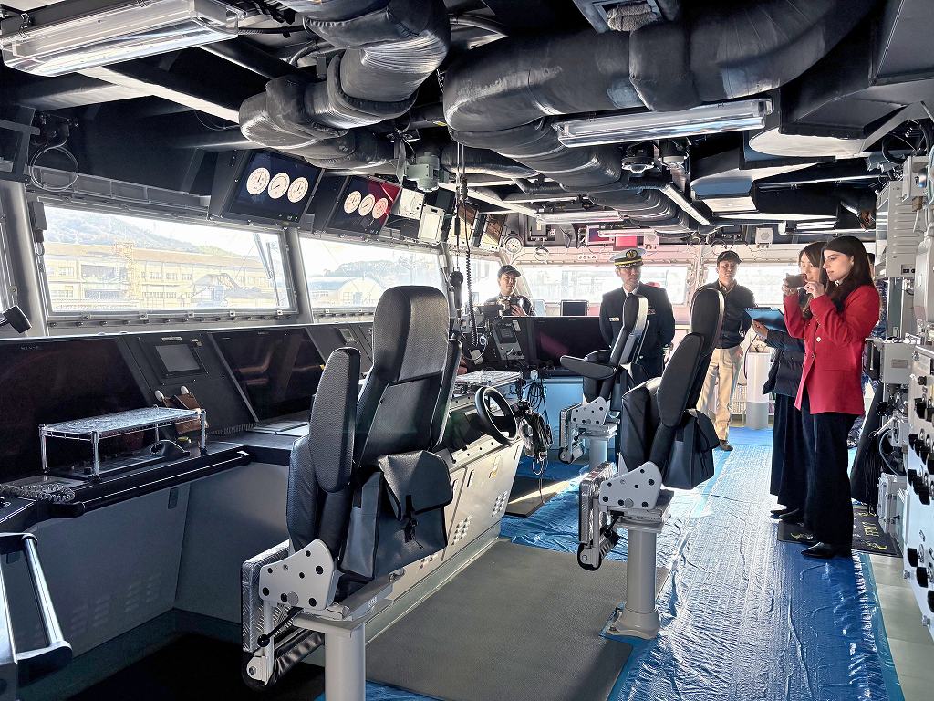 「によど」船内で取材するイコノモウ記者